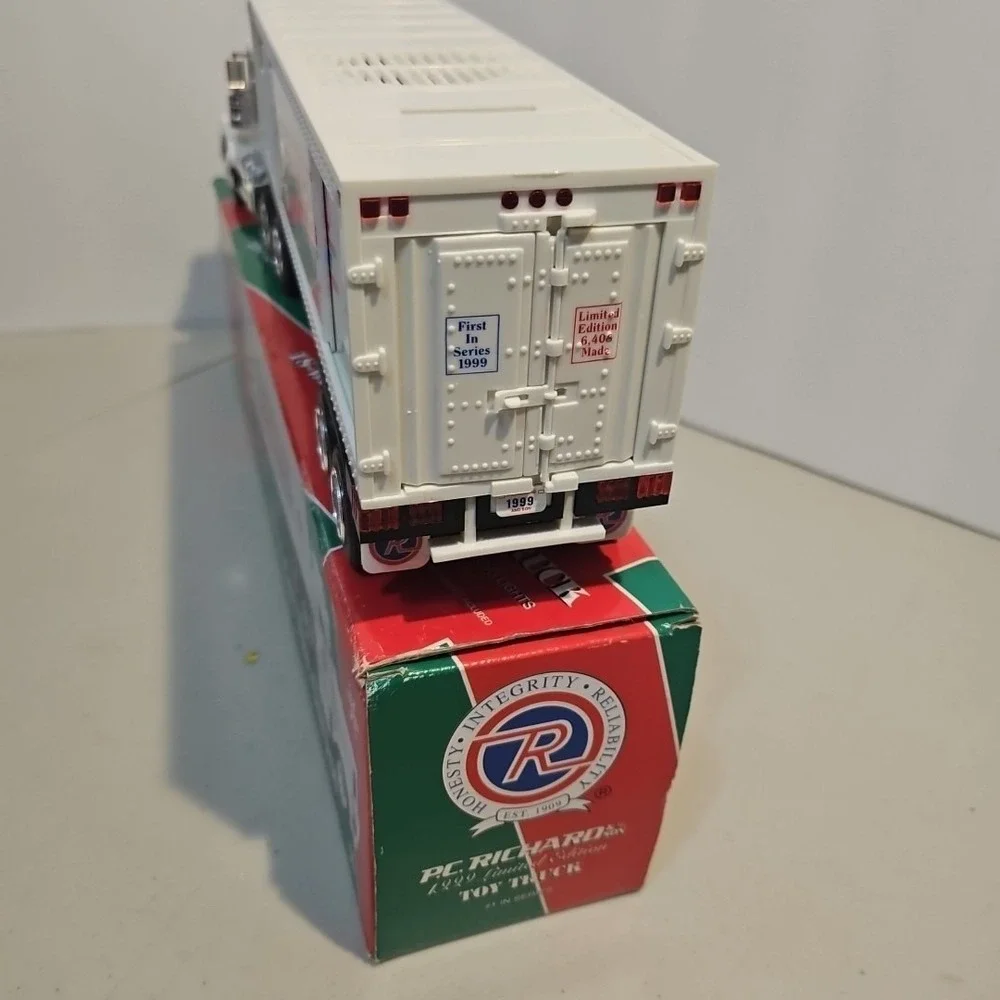 P.C. RICHARD & SON 1999 18-WHEELER FREIGHT TAYLOR MADE TRUCK 1:32 COIN BANK